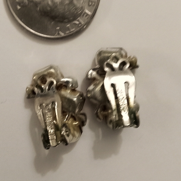 Lisner Ruby Red Clip-On Vintage Earrings - Picture 3 of 4